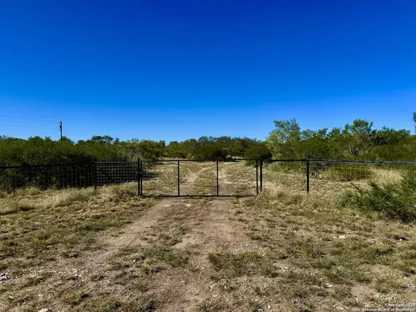635 Beavers Ln, Uvalde, TX 78801