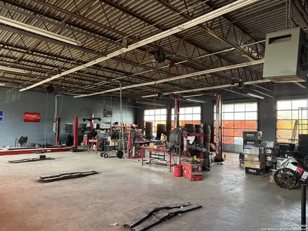 109 Oak, Uvalde, TX 78801