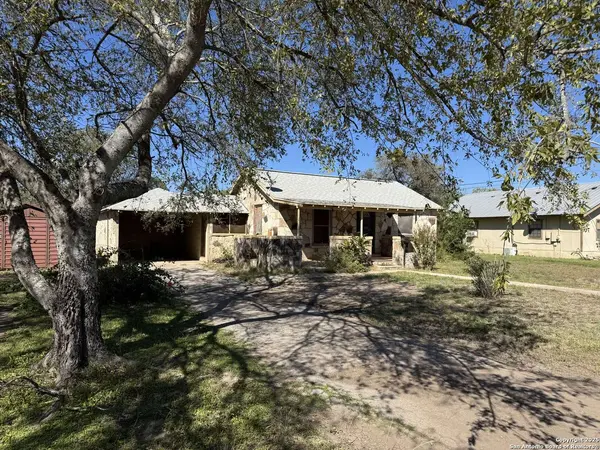 214 W Cargile, Uvalde, TX 78801