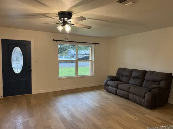 121 Larkspur, Uvalde, TX 78801