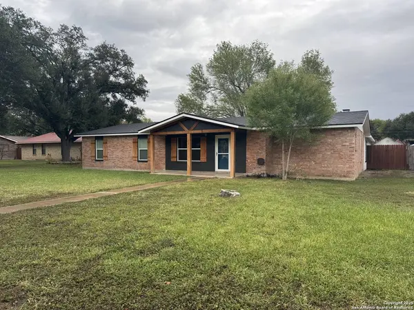 121 Larkspur, Uvalde, TX 78801