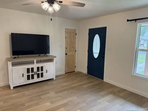 121 Larkspur, Uvalde, TX 78801