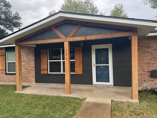 121 Larkspur, Uvalde, TX 78801