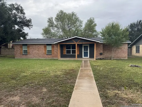121 Larkspur, Uvalde, TX 78801