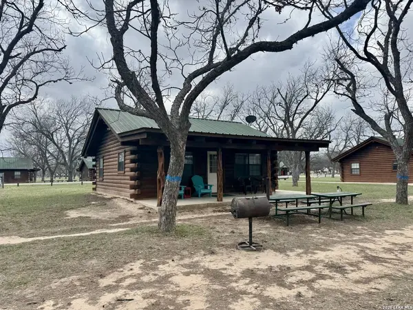 110 Red Wright Rd, Leakey, TX 78873