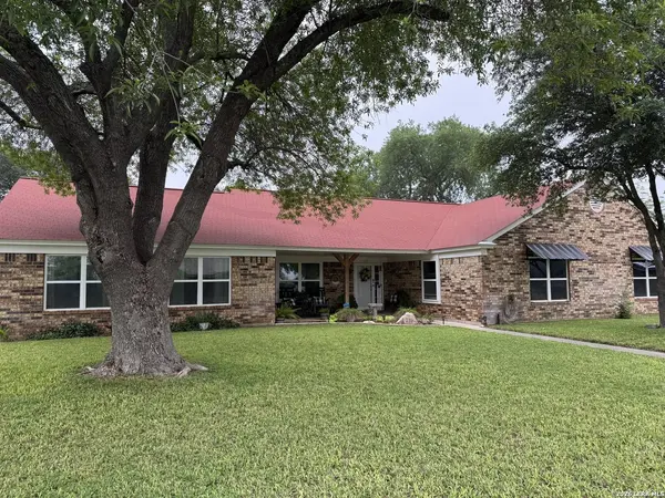 116 S BLUEBONNET DR, Uvalde, TX 78801