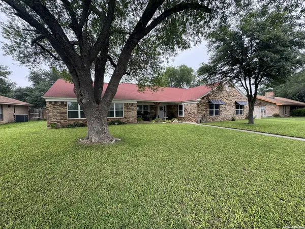 116 S BLUEBONNET DR, Uvalde, TX 78801