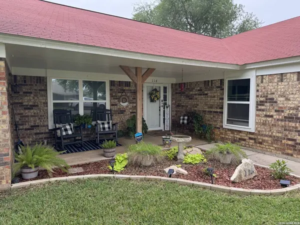 116 S BLUEBONNET DR, Uvalde, TX 78801