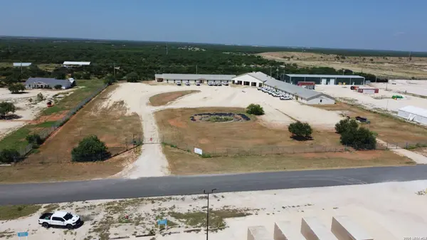 612 SERVICE COUNTY RD, Carrizo Springs, TX 78834