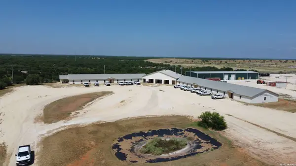 612 SERVICE COUNTY RD, Carrizo Springs, TX 78834