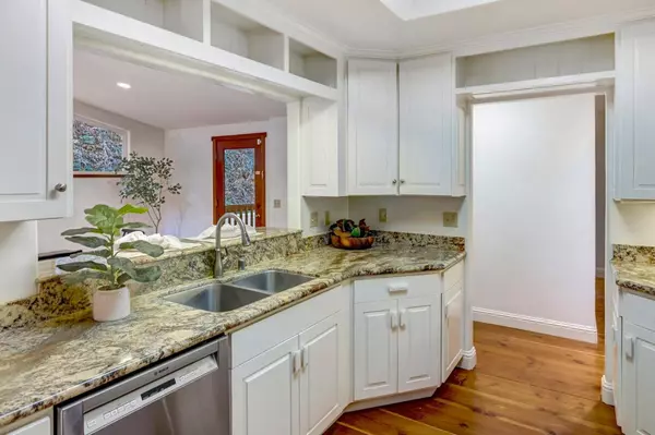 1166 Josselyn Canyon RD, Monterey, CA 93940