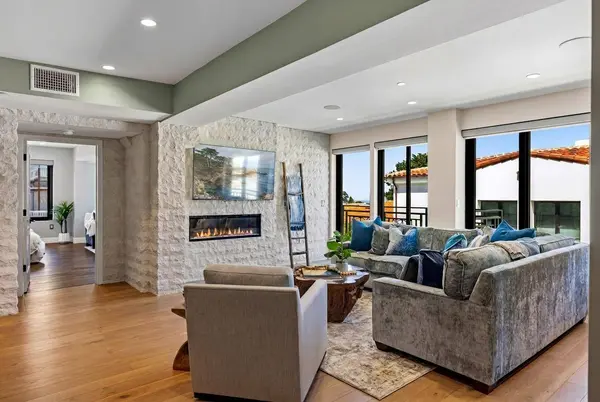 542 Lighthouse Ave 210, Pacific Grove, CA 93950