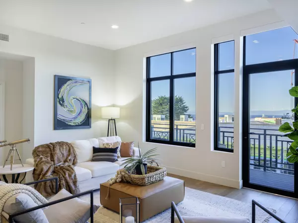 Pacific Grove, CA 93950-2745,542 Lighthouse Ave #301