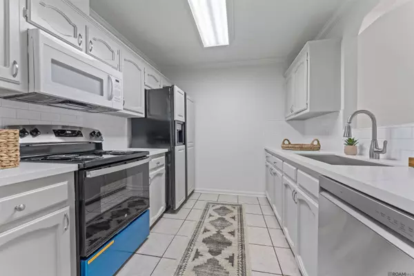 5365 Sleepy Hollow Dr, Baton Rouge, LA 70817