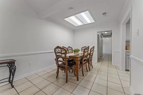 5365 Sleepy Hollow Dr, Baton Rouge, LA 70817