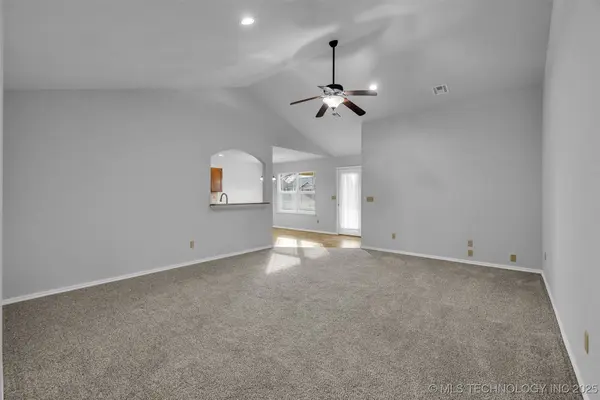 6722 E 129th ST S, Bixby, OK 74008