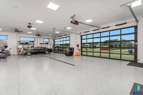 8505 E Sugar Leaf Cir, Sioux Falls, SD 57110