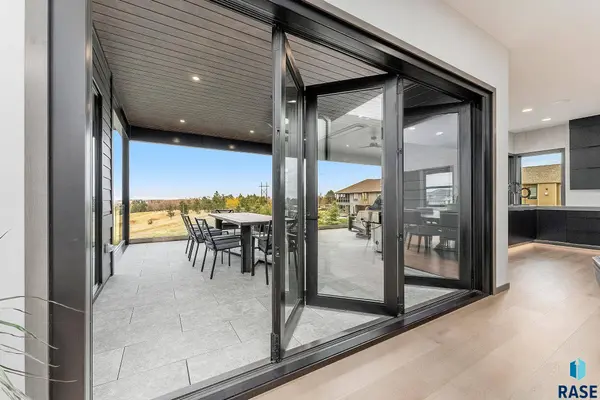 8505 E Sugar Leaf Cir, Sioux Falls, SD 57110