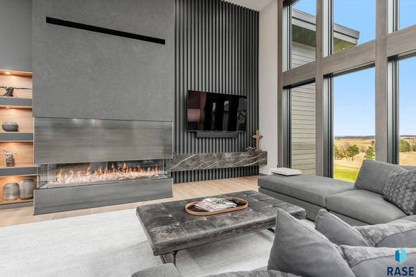 8505 E Sugar Leaf Cir, Sioux Falls, SD 57110