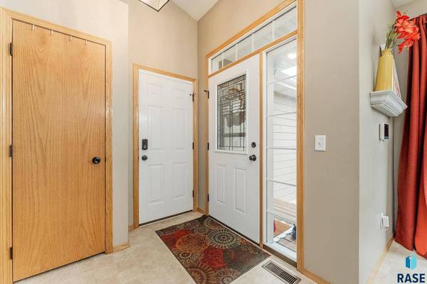 5102 S Carrick Ave, Sioux Falls, SD 57105