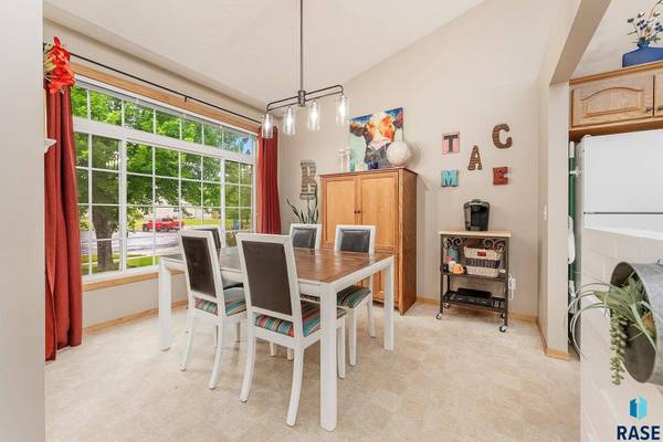 5102 S Carrick Ave, Sioux Falls, SD 57105