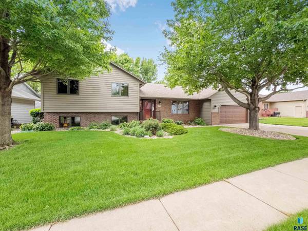 601 N Sandberg Dr, Sioux Falls, SD 57110