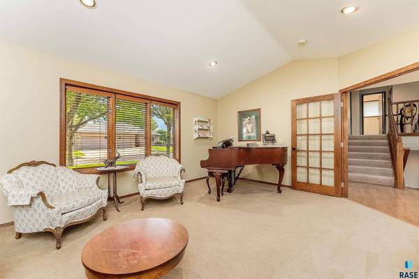 601 N Sandberg Dr, Sioux Falls, SD 57110