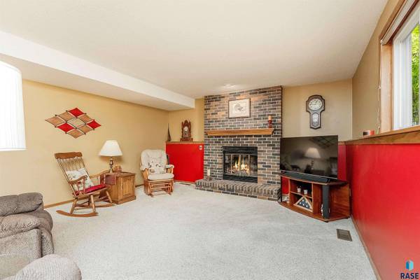 4400 S Fireside Ave, Sioux Falls, SD 57103