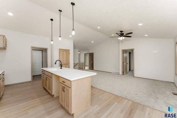 5321 S Bahnson Ave, Sioux Falls, SD 57108