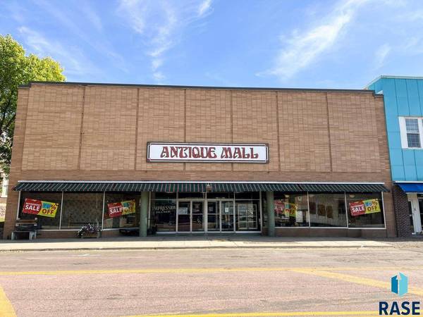 412 N Main St, Mitchell, SD 57301