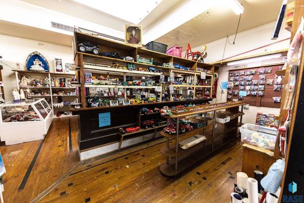 412 N Main St, Mitchell, SD 57301