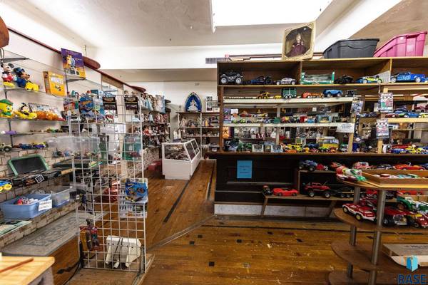 412 N Main St, Mitchell, SD 57301