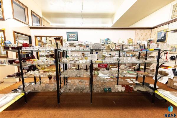 412 N Main St, Mitchell, SD 57301