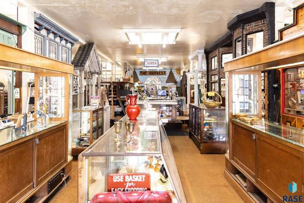 412 N Main St, Mitchell, SD 57301