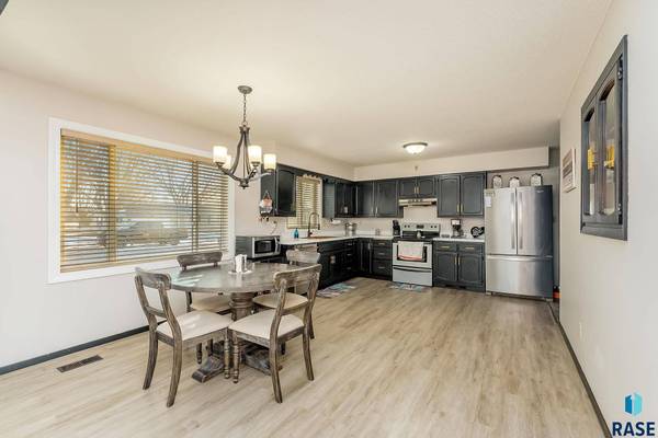1120 Blaine St, Larchwood, IA 51241
