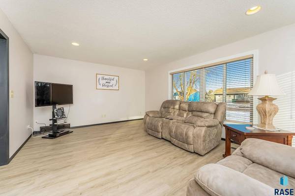 1120 Blaine St, Larchwood, IA 51241