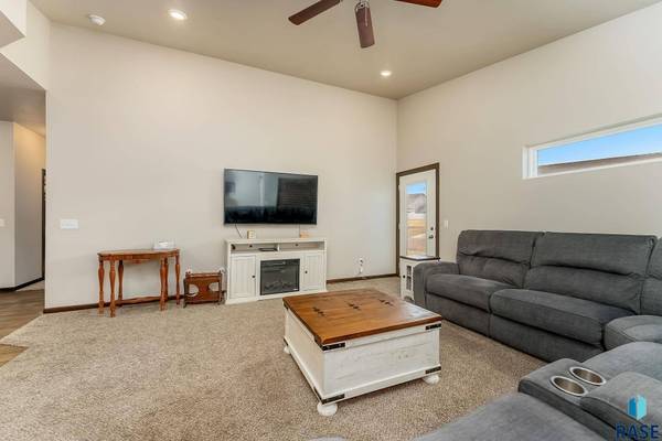 9011 W Wisdom Pl, Sioux Falls, SD 57106