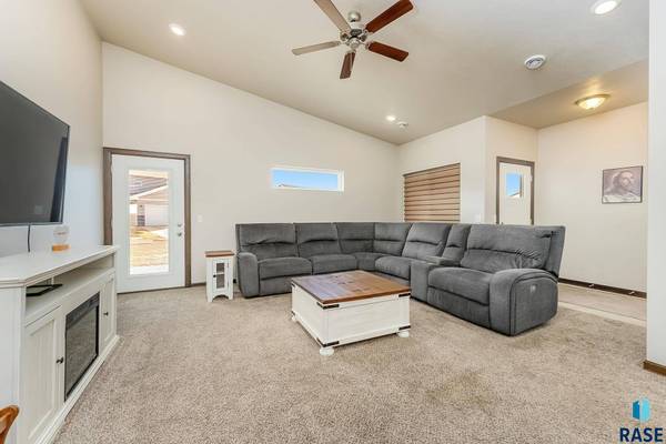 9011 W Wisdom Pl, Sioux Falls, SD 57106