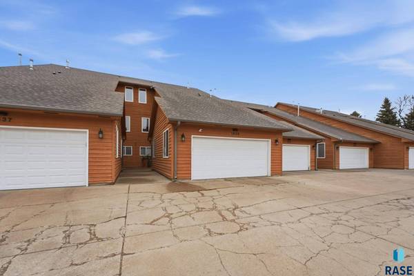 1639 Cactus Dr, Sioux Falls, SD 57110