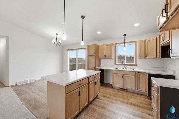 7236 E Athens Ct, Sioux Falls, SD 57110