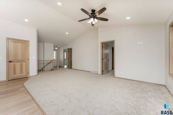 5321 S Bahnson Ave, Sioux Falls, SD 57108