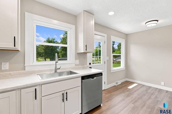 249 N Meyer Ln, Sioux Falls, SD 57103