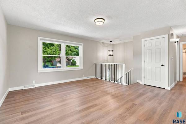 249 N Meyer Ln, Sioux Falls, SD 57103