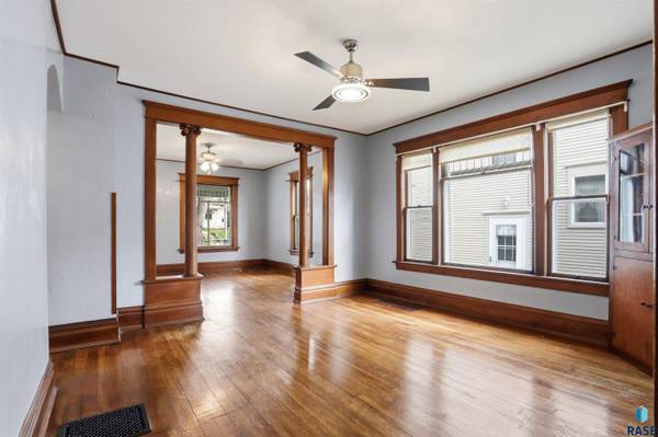 1121 S Dakota Ave, Sioux Falls, SD 57105