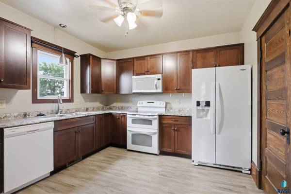 1121 S Dakota Ave, Sioux Falls, SD 57105