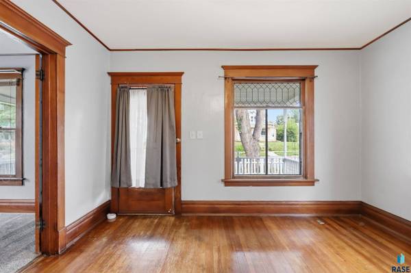 1121 S Dakota Ave, Sioux Falls, SD 57105