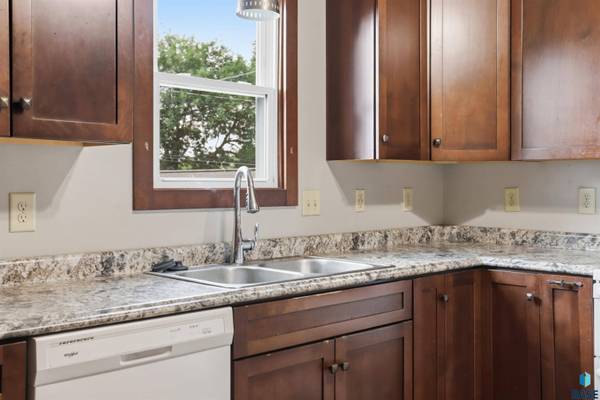 1121 S Dakota Ave, Sioux Falls, SD 57105