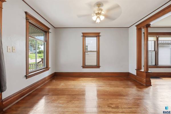 1121 S Dakota Ave, Sioux Falls, SD 57105