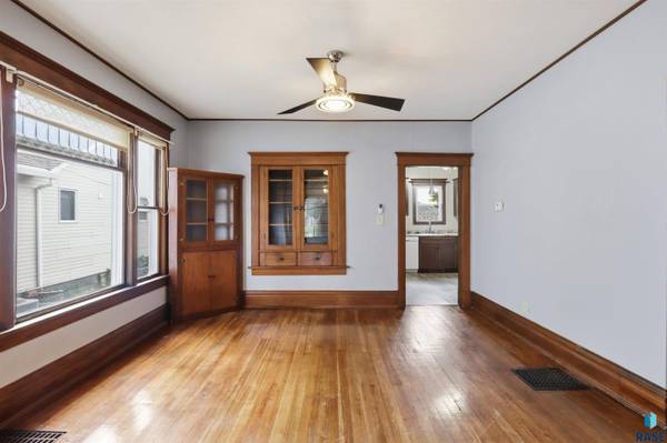 1121 S Dakota Ave, Sioux Falls, SD 57105