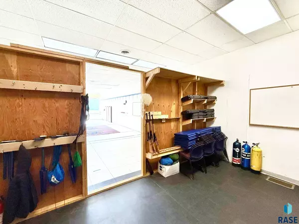 105 S Main Ave, Hartford, SD 57033-2022